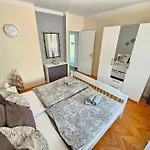 Apartment Fuer 4 Pers- Mit Balkon- Tolle Lage By Interhome