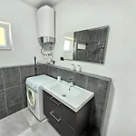 Apartment Fuer 4 Pers- Mit Balkon- Tolle Lage By Interhome *