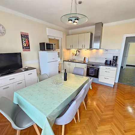 Fuer 4 Pers- Mit Balkon- Tolle Lage By Interhome Διαμέρισμα Novi Vinodolski