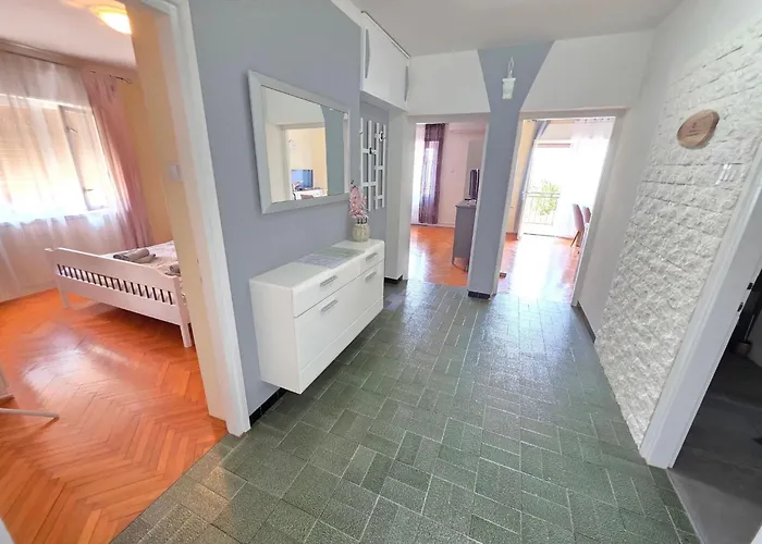 Fuer 4 Pers- Mit Balkon- Tolle Lage By Interhome Novi Vinodolski