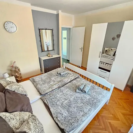 Apartament Fuer 4 Pers- Mit Balkon- Tolle Lage By Interhome