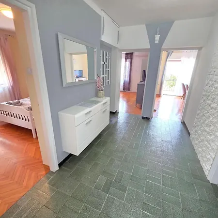 Fuer 4 Pers- Mit Balkon- Tolle Lage By Interhome Novi Vinodolski